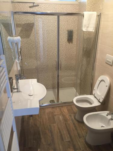 e bagno con doccia, servizi igienici e lavandino. di S'Oronzo Modern Town House a Lecce