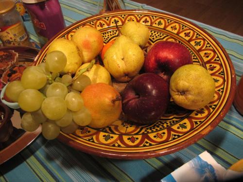 a bowl of fruit on top of a table at B&B Baratoff in Pesaro