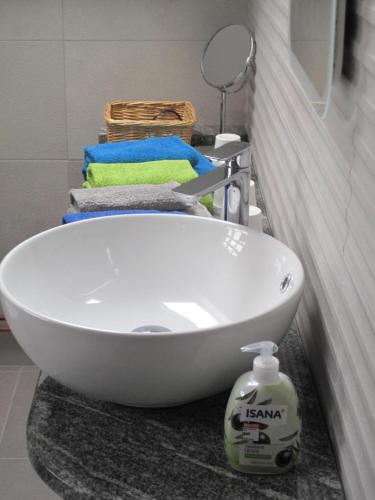 Bilik mandi di Guesthouse Ursula