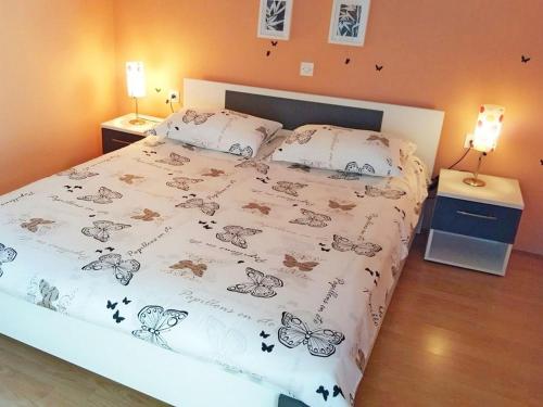 En eller flere senge i et værelse på Apartments Danijel