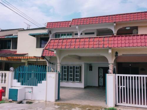 Bangunan di mana terletaknya rumah tamu ini