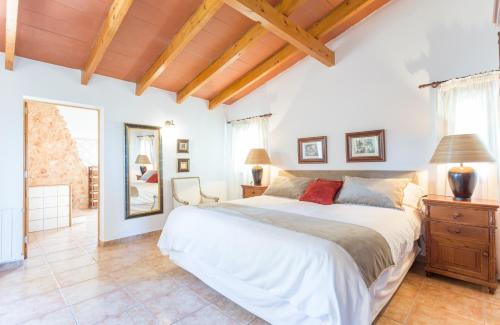 A bed or beds in a room at Es Camp Fred