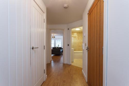 Billede fra billedgalleriet på Stunning Contemporary Apartment - Free Parking - 5 Minute Walk To The Beach - Great Location - Fast WiFi - Smart TV With Netflix Included - Contractor Friendly - Perfect For Short and Long Stays i Bournemouth