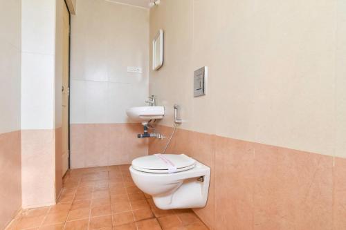 a bathroom with a toilet and a sink at Calvin's Retreat in Varca