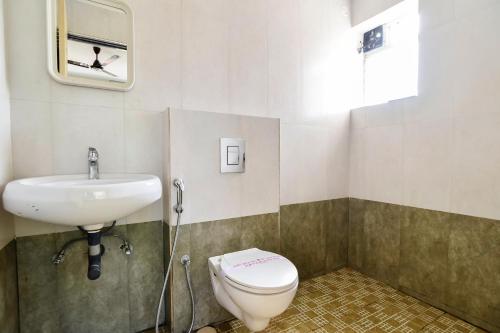 a bathroom with a toilet and a sink at Calvin's Retreat in Varca
