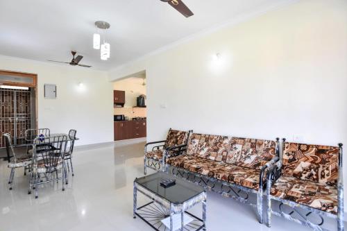 a living room with a couch and a table at Calvin's Retreat in Varca