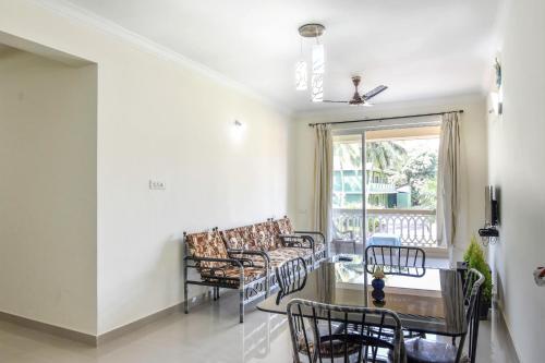 a living room with chairs and a table and a window at Calvin's Retreat in Varca
