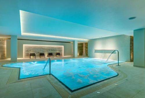 a large swimming pool in a hotel room at Apex City of Bath Hotel in Bath