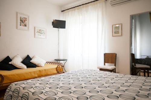 una camera con un letto e una finestra con televisore di La Fabbrica di San Pietro B&B a Roma
