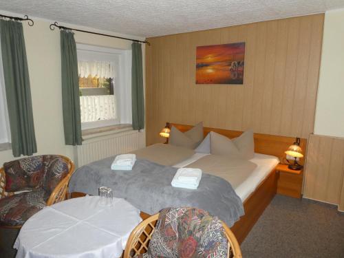 Postel nebo postele na pokoji v ubytování Gaststätte & Pension Oelmuehle