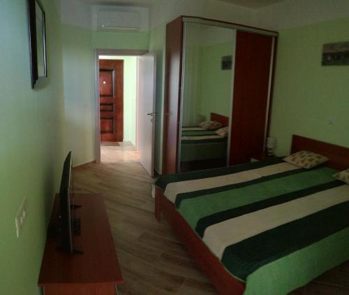 Habitación de hotel con 2 camas y espejo en Apartment Sea Space 3, en Dobra Voda