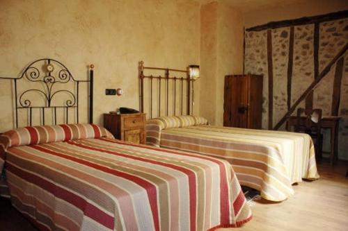 TuréganoにあるLa Casa Viejaのベッド2台が備わる部屋