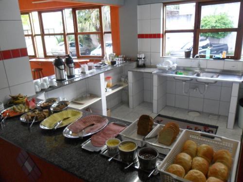 夸特魯巴拉斯的住宿－Pousada da Serra，厨房的柜台上放着一大堆食物