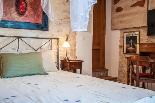 RelleuにあるFinca El Almendralのベッドルーム1室(ベッド1台付)