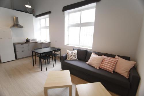 a living room with a couch and a table at Magnifica Oportunidad, junto a la Playa y al Teatro Falla in Cádiz