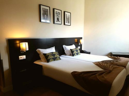 リスボンにあるLisbon City Hotel by City Hotelsの大きなベッドと枕2つが備わるホテルルームです。
