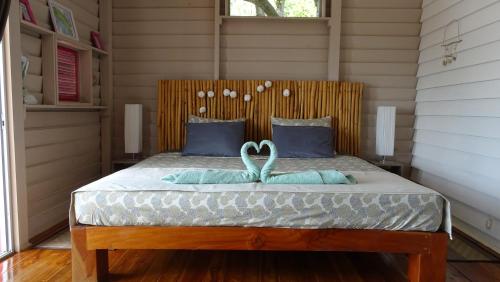 a bedroom with a bed with two towels on it at La Colina Pura Vista in Bejuco