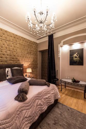 Una cama o camas en una habitación de Ben Akiba Luxury Suites