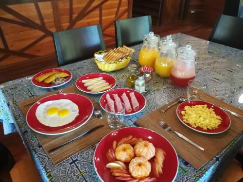 Ein Tisch voller Teller mit Frühstücksspeisen und Getränken in der Unterkunft Uni Rao Centro Ecológico in Pucallpa