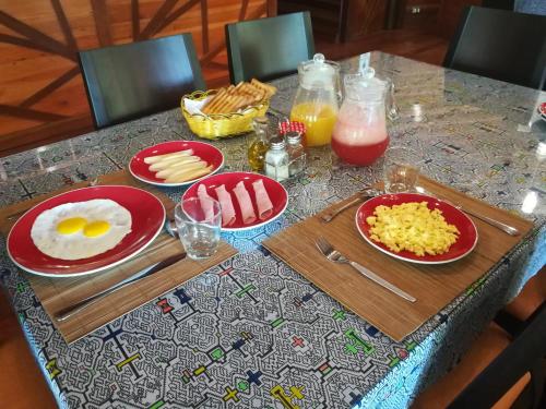 ein Tisch mit Tellern voller Eier und Essen darauf in der Unterkunft Uni Rao Centro Ecológico in Pucallpa