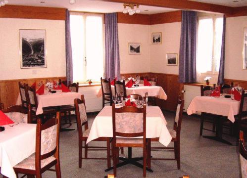 Reštaurácia alebo iné gastronomické zariadenie v ubytovaní Hotel Gotthard