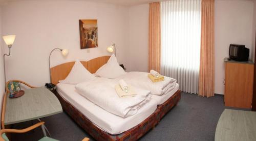 Een bed of bedden in een kamer bij Landgasthof zum Siebenbachtal