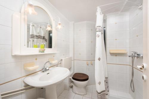 A bathroom at The Old Mansion