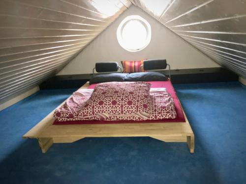 シュヴァーバッハにあるAppartment Döllinger Messe Fränkisches Seenlandの窓付きの小さな部屋のベッド1台分です。