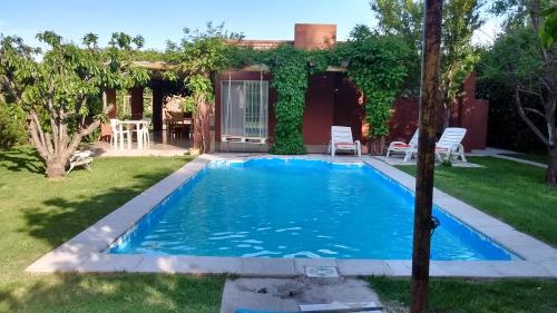 ein Swimmingpool im Hof eines Hauses in der Unterkunft Casa en la Ruta del Vino in Mendoza