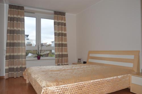 a bedroom with a bed and a large window at BS Business Travelling Hannover City in Hannover