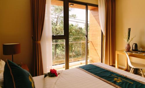 Postel nebo postele na pokoji v ubytování Minh Nhung Hotel