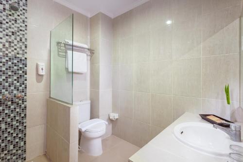 een badkamer met een toilet en een wastafel bij Hotel Montana Dua Malang in Malang