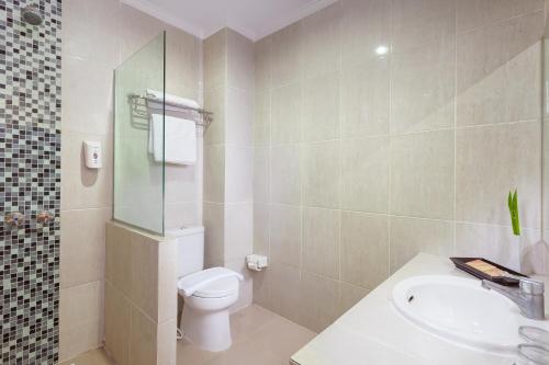 a bathroom with a toilet and a sink at Hotel Montana Dua Malang in Malang