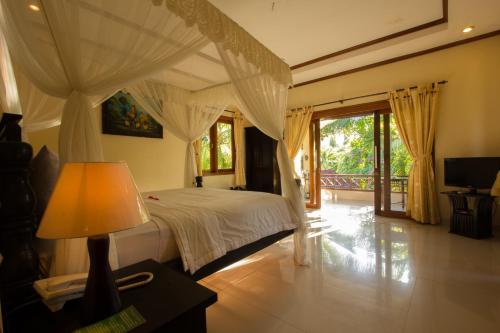 Un pat sau paturi într-o cameră la Arya Amed Beach Resort and Dive Center