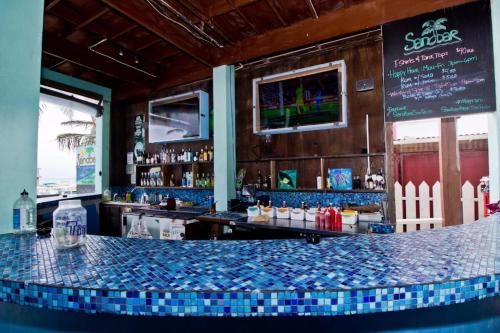 De lounge of bar bij Sandbar Beachfront Hostel & Restaurant