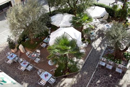 an overhead view of a patio with chairs and an umbrella at Zara Rooms & Suites in Suzzara