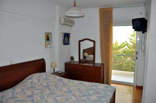 アテネにある145 м2 Seaside Apartmentのベッドルーム1室(ベッド1台、ドレッサー、鏡付)