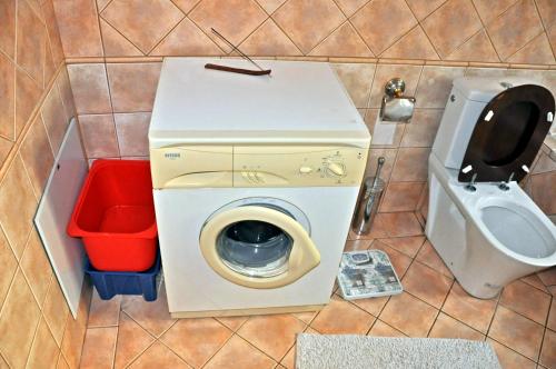 アテネにある145 м2 Seaside Apartmentの小さなバスルーム(洗濯機、トイレ付)