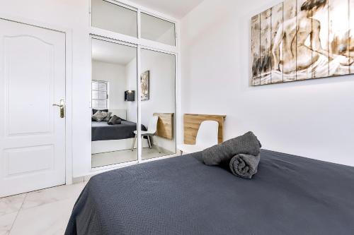 ロス・クリスティアーノスにあるRosa marの白いベッドルーム(ベッド1台、鏡付)