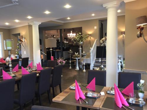 Εστιατόριο ή άλλο μέρος για φαγητό στο Landcafe mit Mini Hotel