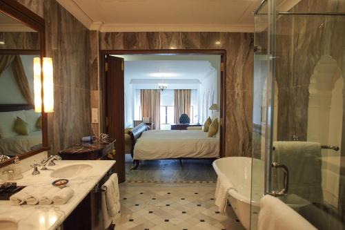 Cama o camas de una habitación en The Raj Palace (Small Luxury Hotels of the World)