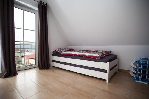 Säng eller sängar i ett rum på Weinberghaus Prossen