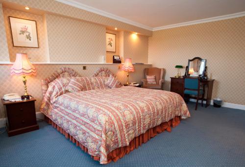 Кровать или кровати в номере Culloden House Hotel
