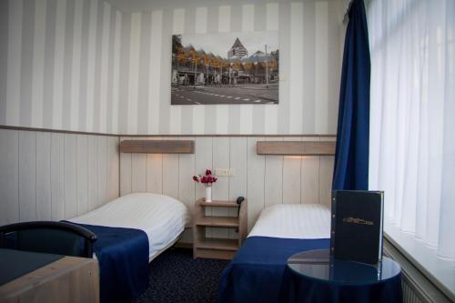 
A bed or beds in a room at Hotel Breitner
