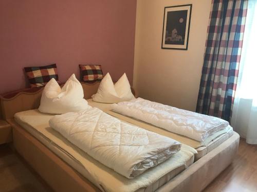 two beds with white sheets and pillows on them at Ferienresidenz Am weißen Regen in Bad Koetzting