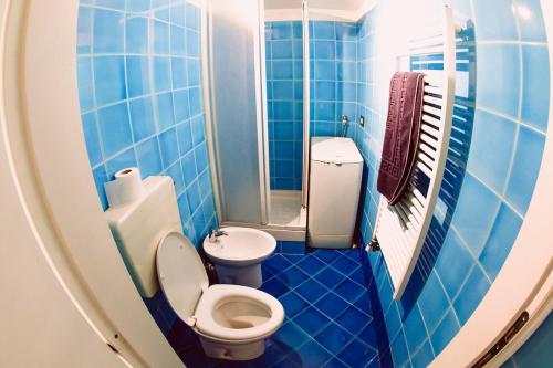 トリノにあるbilo mattoneの青いタイル張りのバスルーム(トイレ、シャワー付)