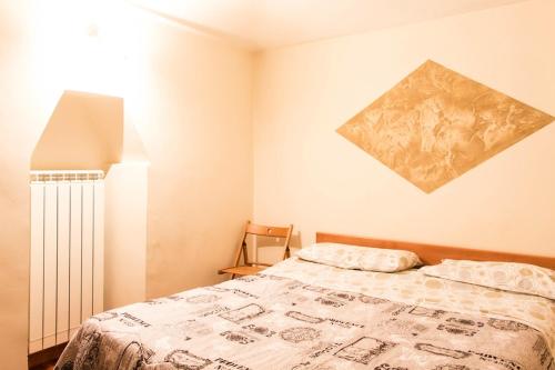 トリノにあるbilo mattoneのベッドルーム1室(ベッド1台付)が備わります。壁には絵画が飾られています。