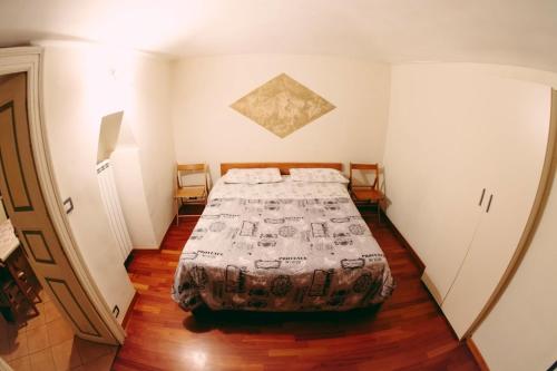 トリノにあるbilo mattoneのベッドルーム1室(掛け布団付きのベッド1台付)