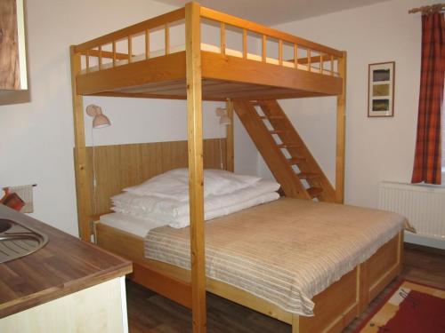 ペツ・ポト・スニェシュコウにあるBerger Pec Privatの二段ベッドが備わるドミトリールームのベッド1台分です。