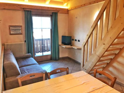 a living room with a couch and a table at Bait Ables in Livigno